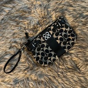 Coach Signature Canvas Wristlet/Purse 👛 Excellent condition!